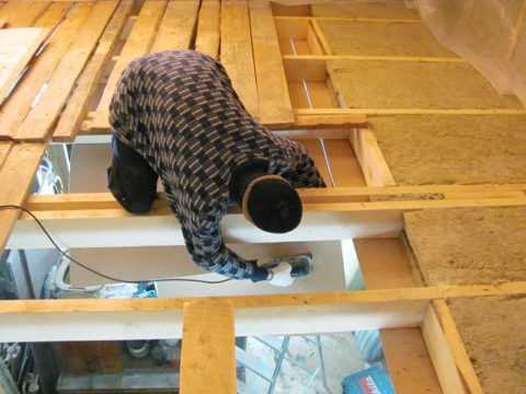 Безопасный утеплитель для потолка деревянного дома