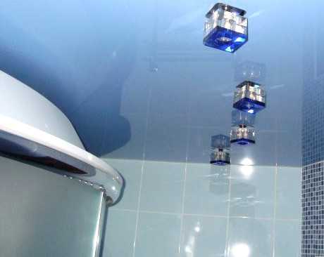 Глянцевый или матовый натяжной потолок в ванной