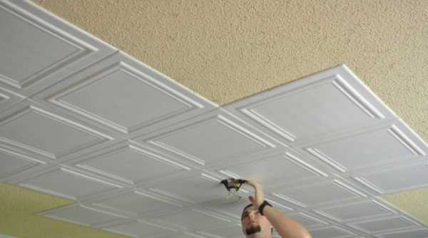 Как наклеить плитку из пенопласта на потолок
