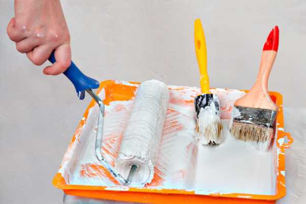 Как покрасить потолок без разводов валиком