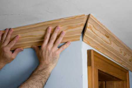 Как правильно резать плинтуса на потолок в углах