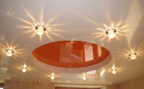 Как установить светильники в натяжной потолок