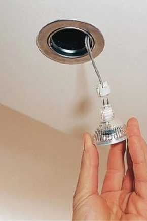 Как выкрутить лампочку из подвесного потолка