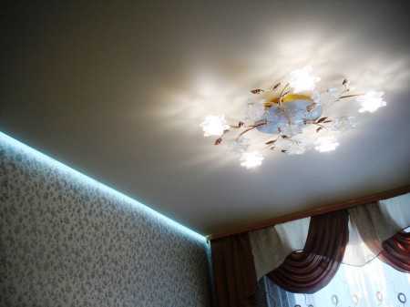 Люстра или точечные светильники в натяжной потолок что лучше