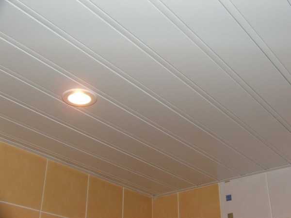 Отделка потолка пластиковыми панелями в ванной комнате