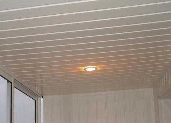 Потолок из пластиковых панелей на балконе