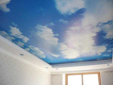 Потолок небо с облаками