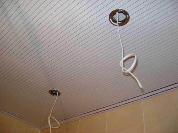 Потолок в ванной из пластика