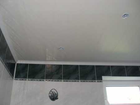 Ремонт потолка в ванной пластиковыми панелями